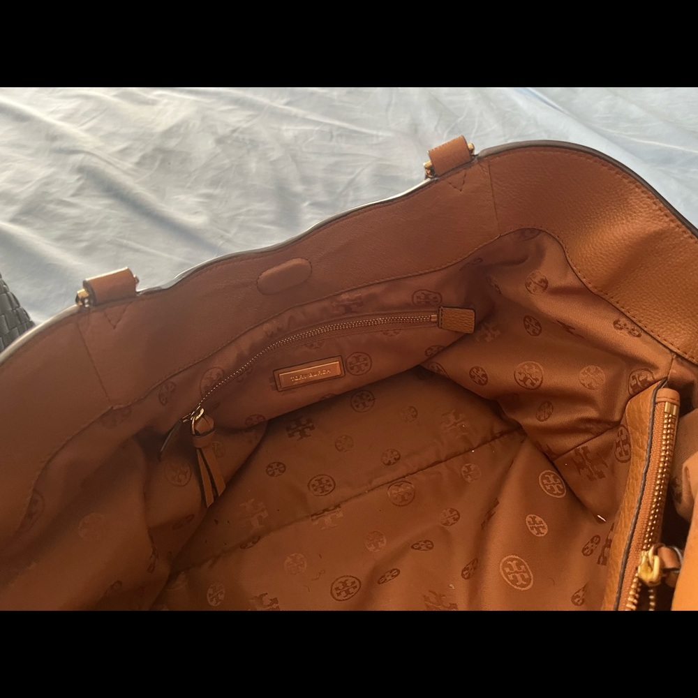 Selling very hard to find Tory Burch Bombe T East/West Tote